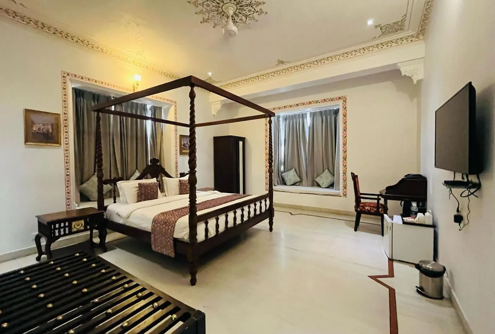 Hotel Boheda Palace By Amazing Hospitality 4*, ウダイプル