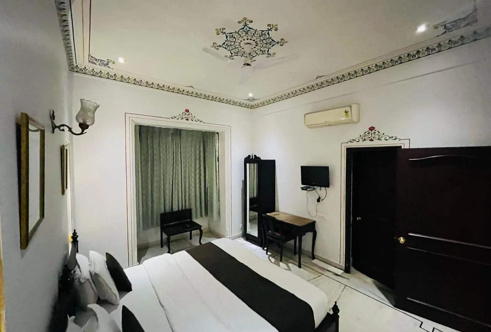 Hotel Boheda Palace By Amazing Hospitality