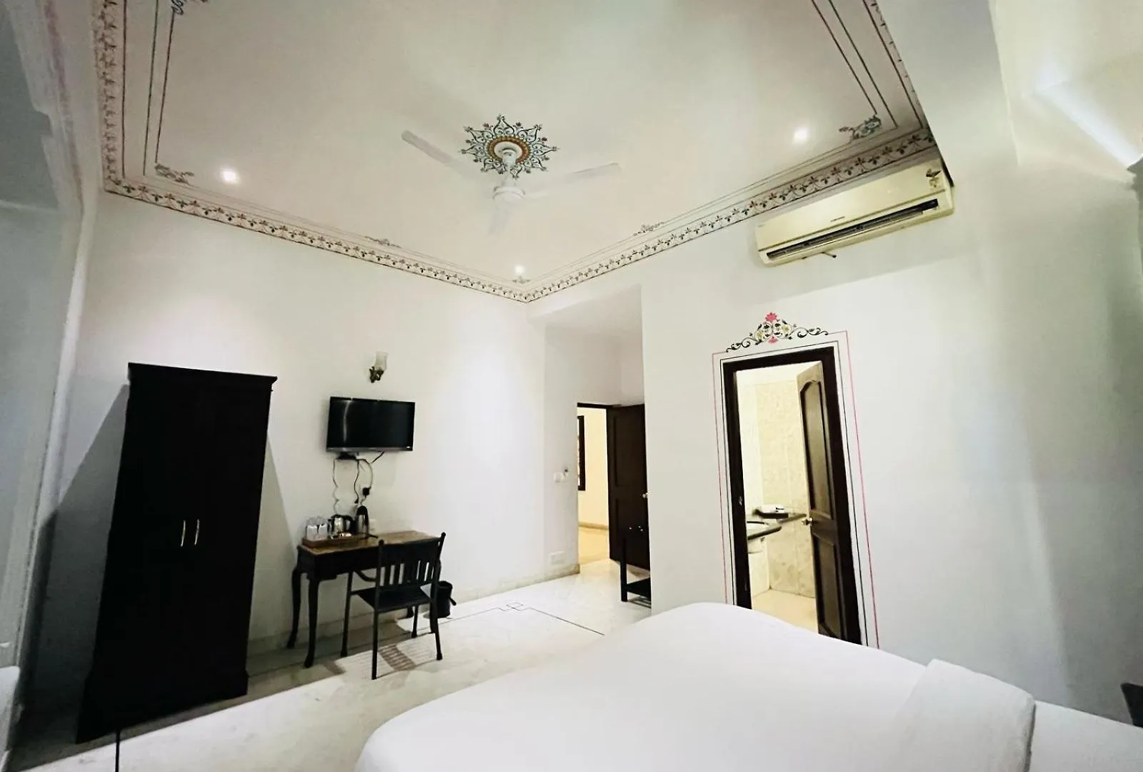 Hotel Boheda Palace By Amazing Hospitality 4*, ウダイプル